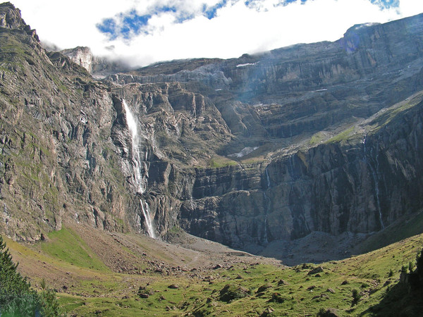 Bодопад Гаварни, Франция.
Гаварни водопад — Gavarnie, также известный как Гранде-де-Каскад Gavarnie, является многоуровневым водопадом и занимает высоту общим падением 422 м. Это самый высокий водопад во Франции. Водопад расположен в Цирка де Gavarnie, два часа ходьбы от села Gavarnie — Верхние Пиренеи.