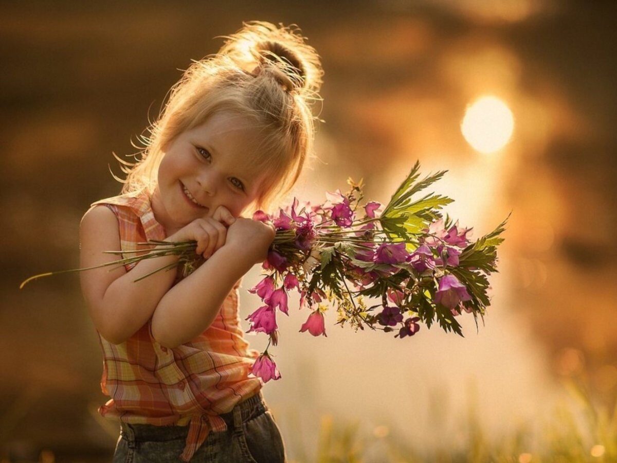 Кому улыбается жизнь. Дети радуются. Доброта радость. Девочка с цветами. Счастливый ребенок.