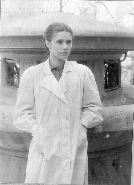 1952 год. Маме около 18 лет. В белом халате