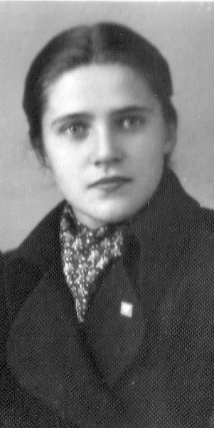 1953 год. Маме около 19 лет. С красивым платком