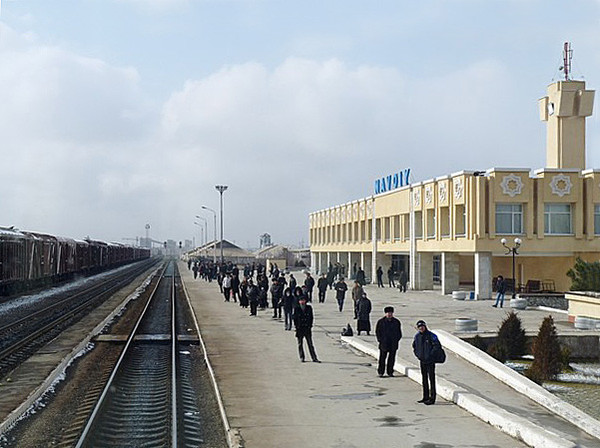 Жд тараз. Вокзал города Навои. Навоий вокзал Узбекистон. Турсунзаде железная дорога вокзал. Нукус ЖД вокзал.
