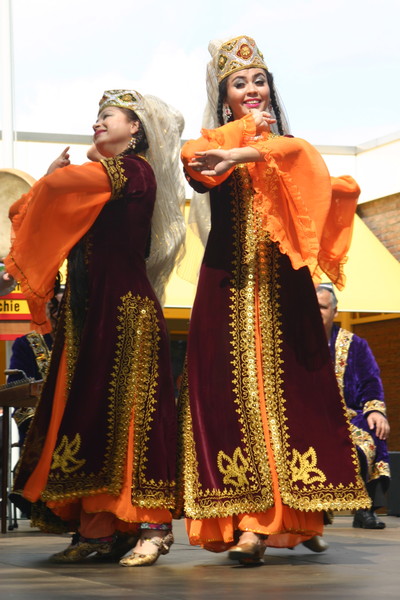 Узбекский национальный костюм мужской и женский фото