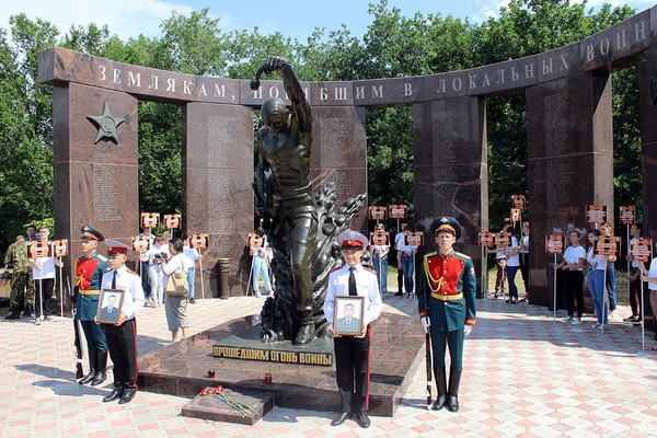 В саратовском Парке Победы на Соколовой горе на мемориал «Землякам, погибшим в локальных войнах» занесены имена сотрудников полиции — старших сержантов Владимира Горскова и Кайрата Рахметова - https://vk.cc/8ewnBe