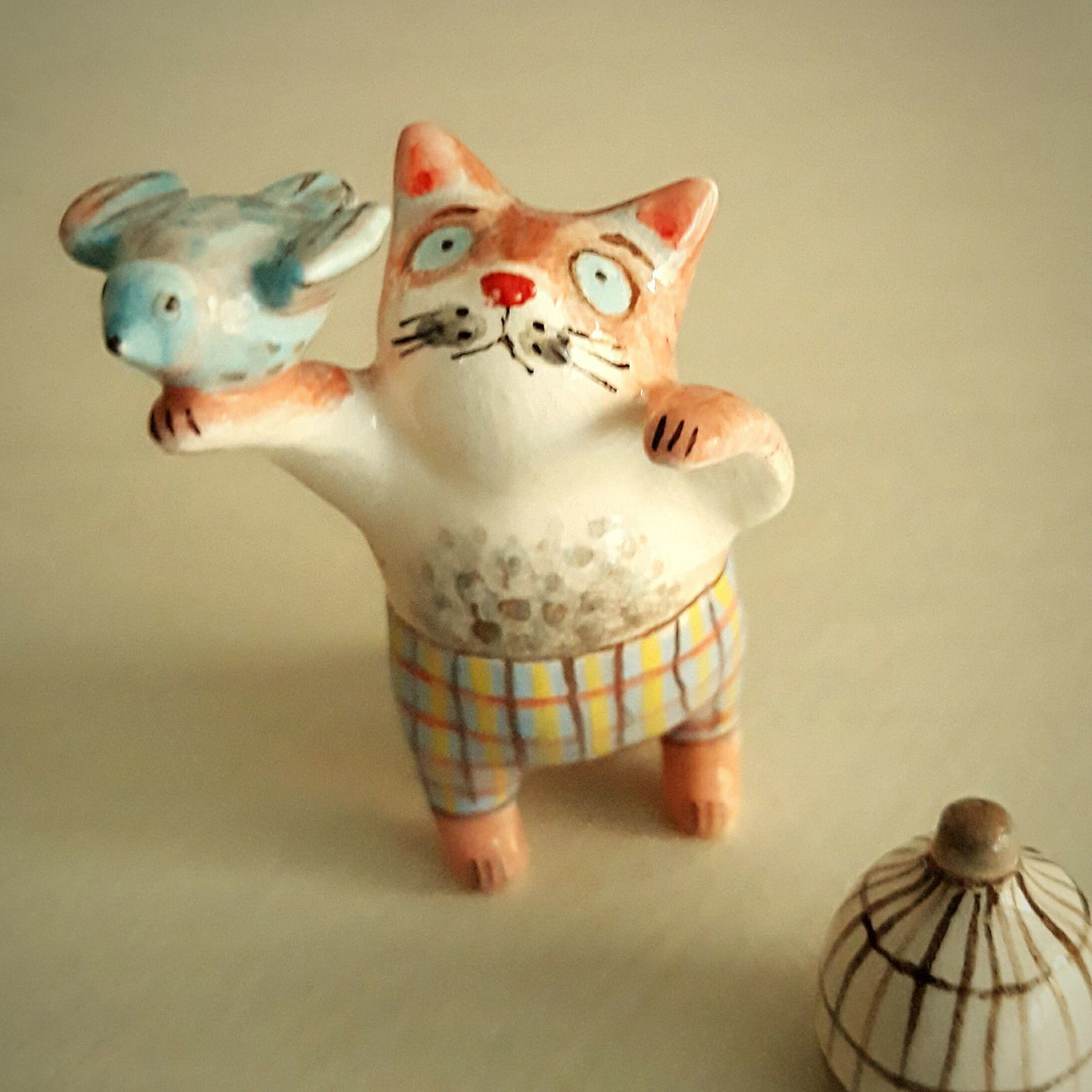 Маленькие фигурки кошек из керамики