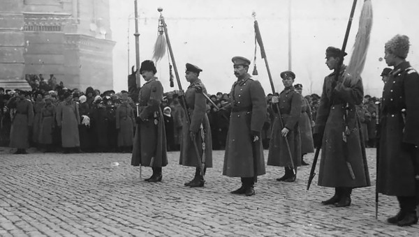Атаман Всевеликого Войска Донского Африкан Петрович Богаевский держит атаманский пернач на Соборной площади в Новочеркасске, весна 1919 года.