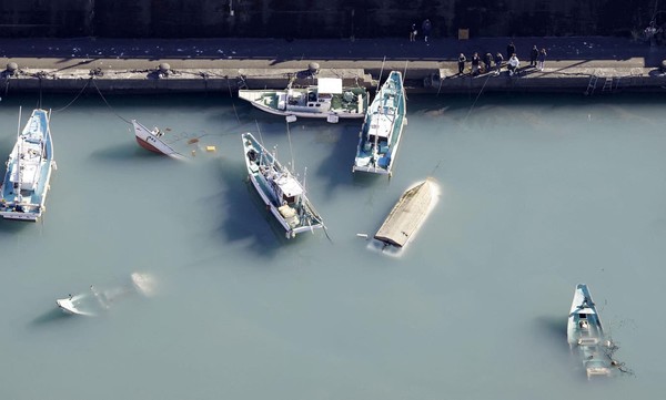 Eine Luftaufnahme zeigt umgekippte und gesunkene Boote in einem Hafen in der japanischen Präfektur Kochi – wohl infolge von Tsunamis, ausgelöst durch den Vulkanausbruch vor Tonga.
Kyodo / Reuters