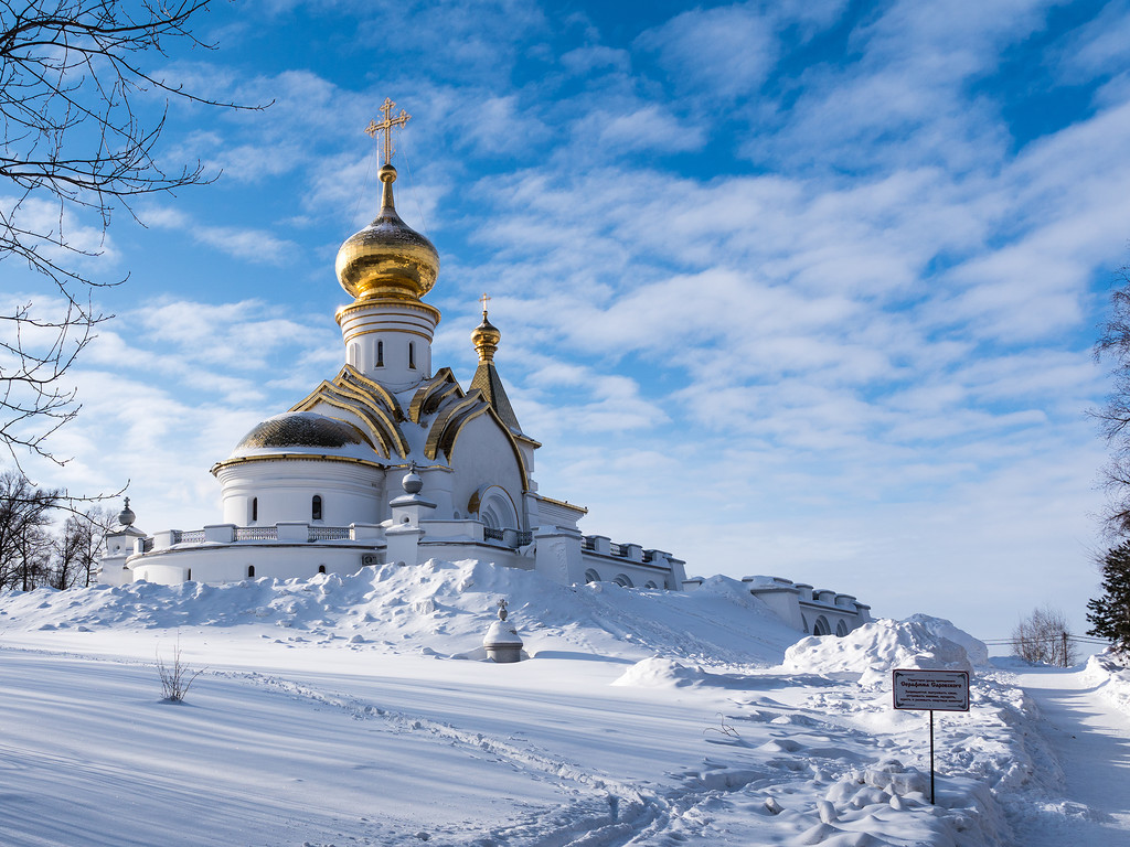 Зимние храмы соборы. Новоиерусалимский монастырь купель. Зимняя Церковь. Храм зимой.