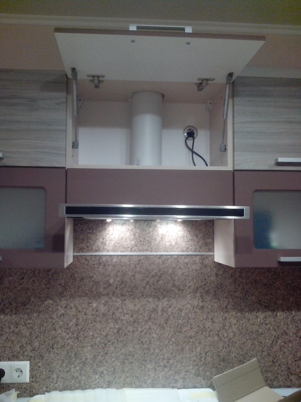установка наклонной вытяжки для кухни с отводом в вентиляцию