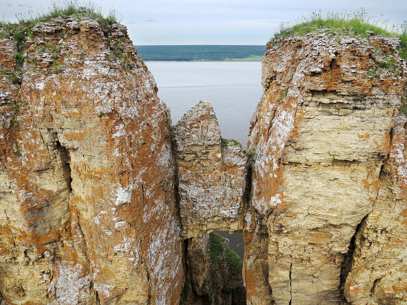 Скалы столбы в Крыму