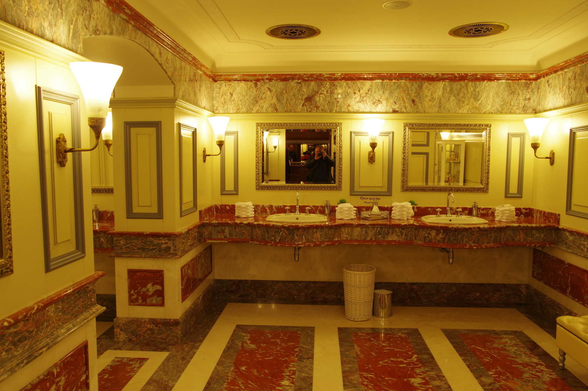 Туалет в цуме. Исторический туалет в ГУМЕ. Туалет в ГУМЕ Москва. Золотой туалет в ГУМЕ.