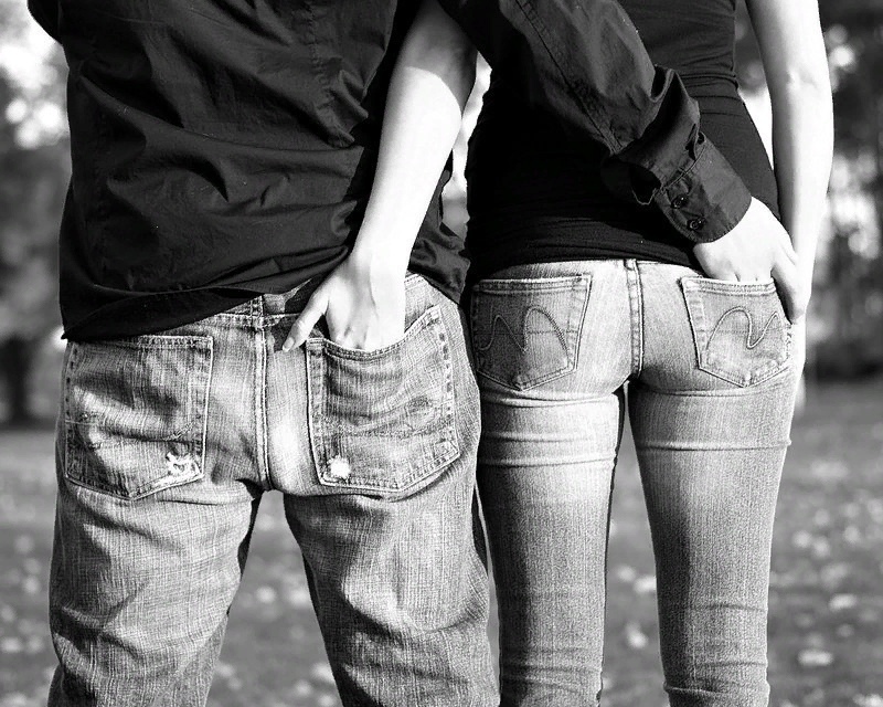 Мужские джинсы на девушке