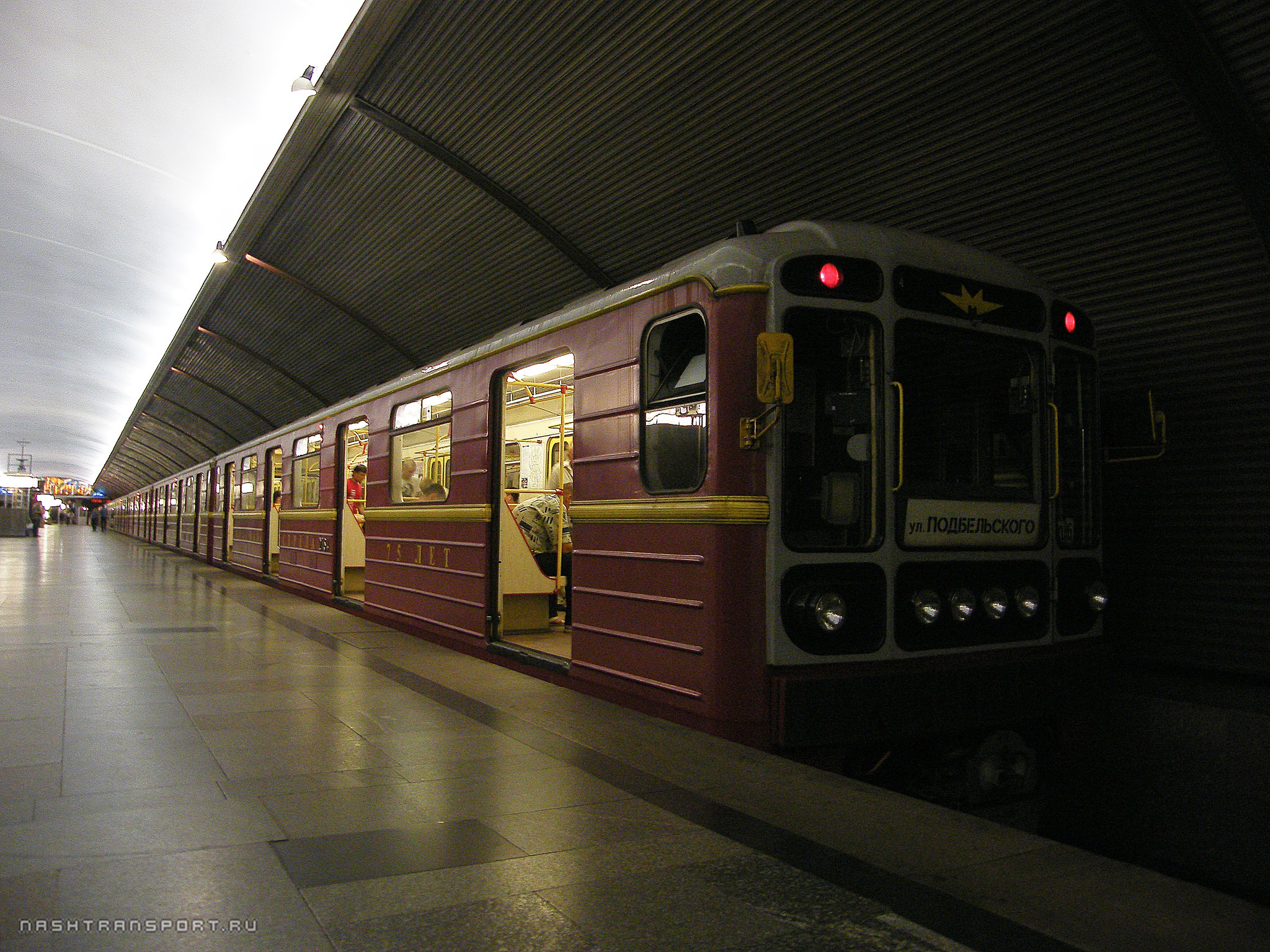 Ретро поезд на сокольнической линии фото